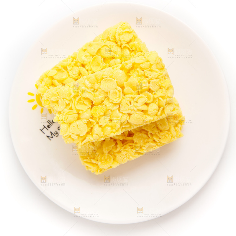 白底上放着玉米酥