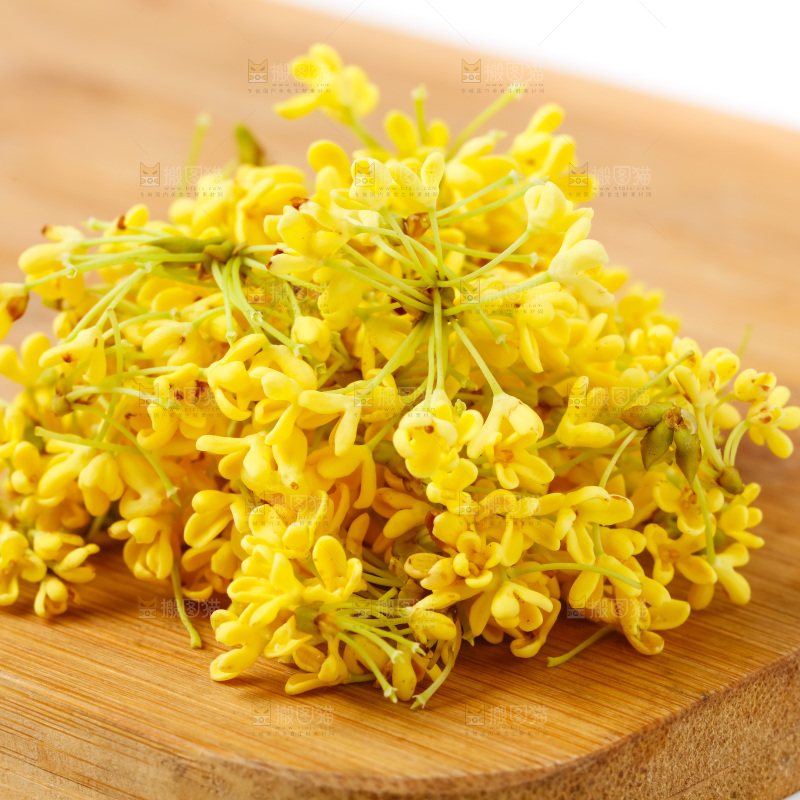 木板上的新鲜桂花