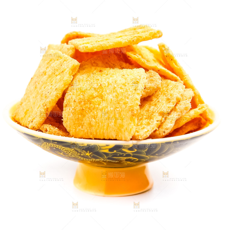 盘子上放着锅巴