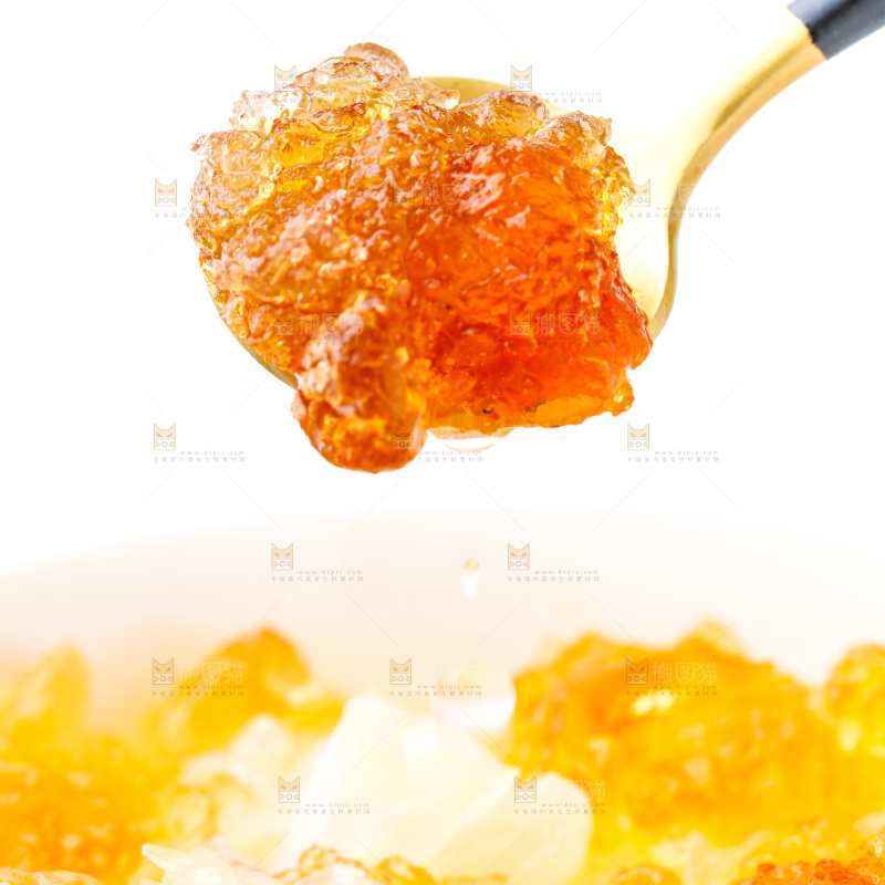 白底上放着一碗桃胶银耳汤