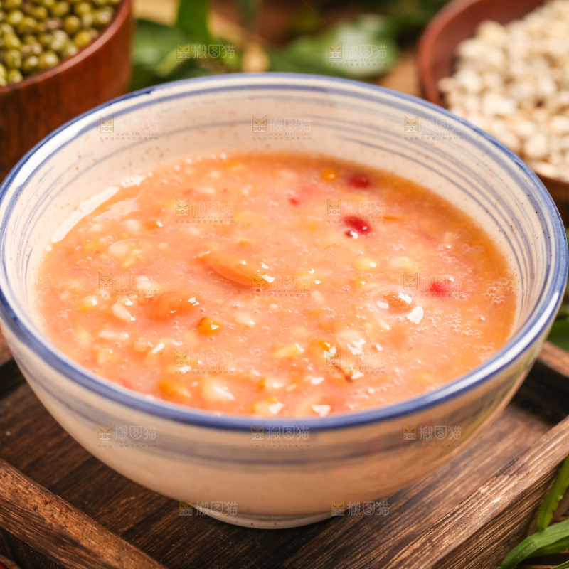 木底上放着一碗八宝粥