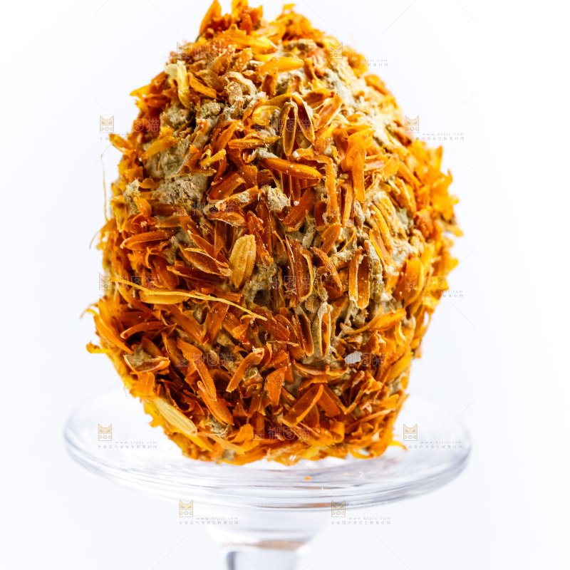 玻璃杯上放着松花蛋