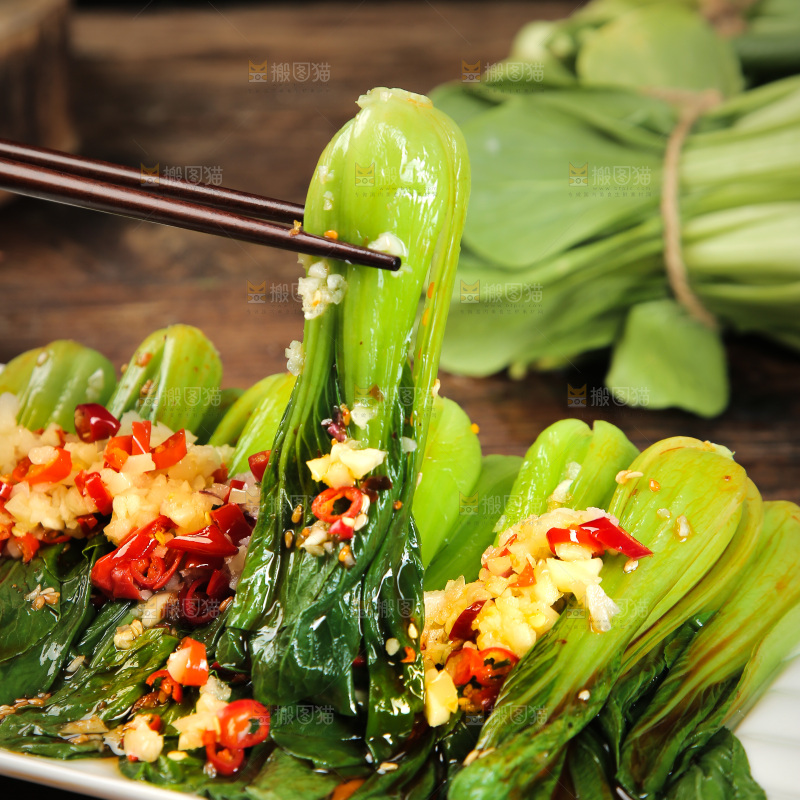 筷子上夹着青菜