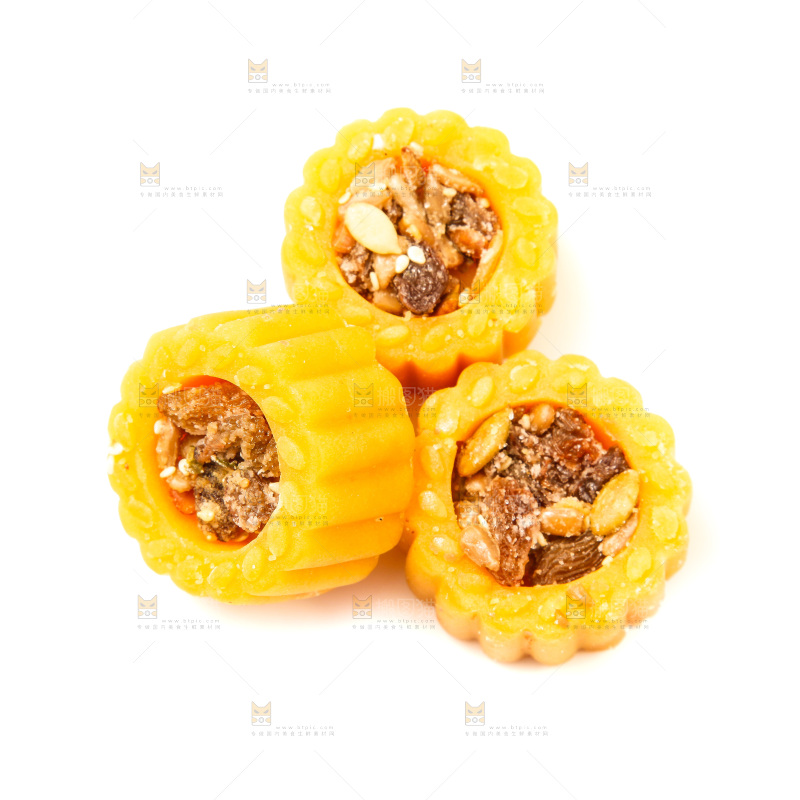 白底上放着坚果月饼