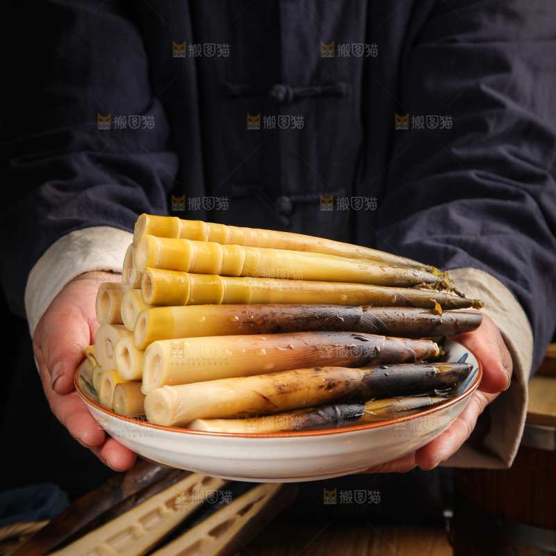 手里端着一盘手剥笋