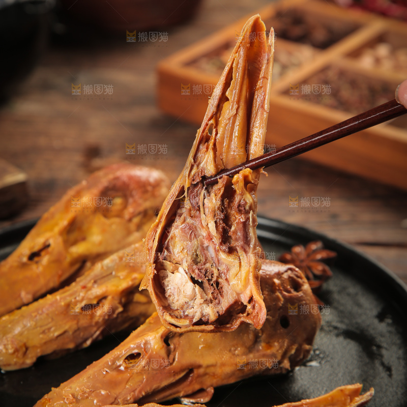 筷子上夹着鸭头
