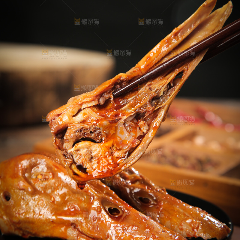 筷子上夹着鸭头