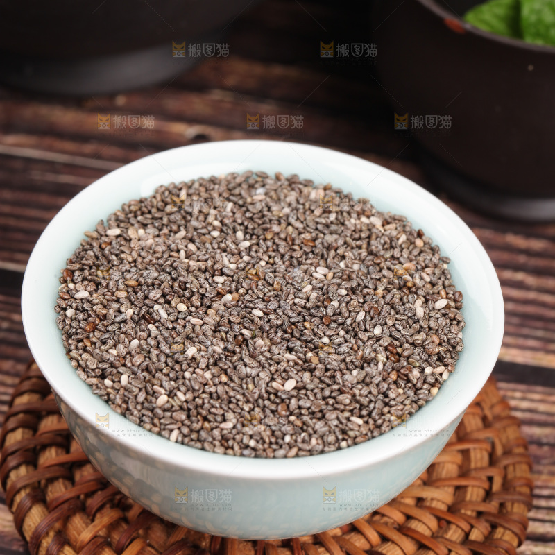 藤垫上摆放着一碗进口奇亚籽