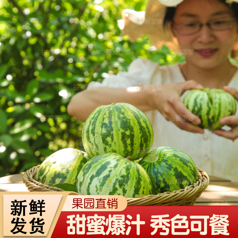 桌子上放着一篮花蕾甜瓜
