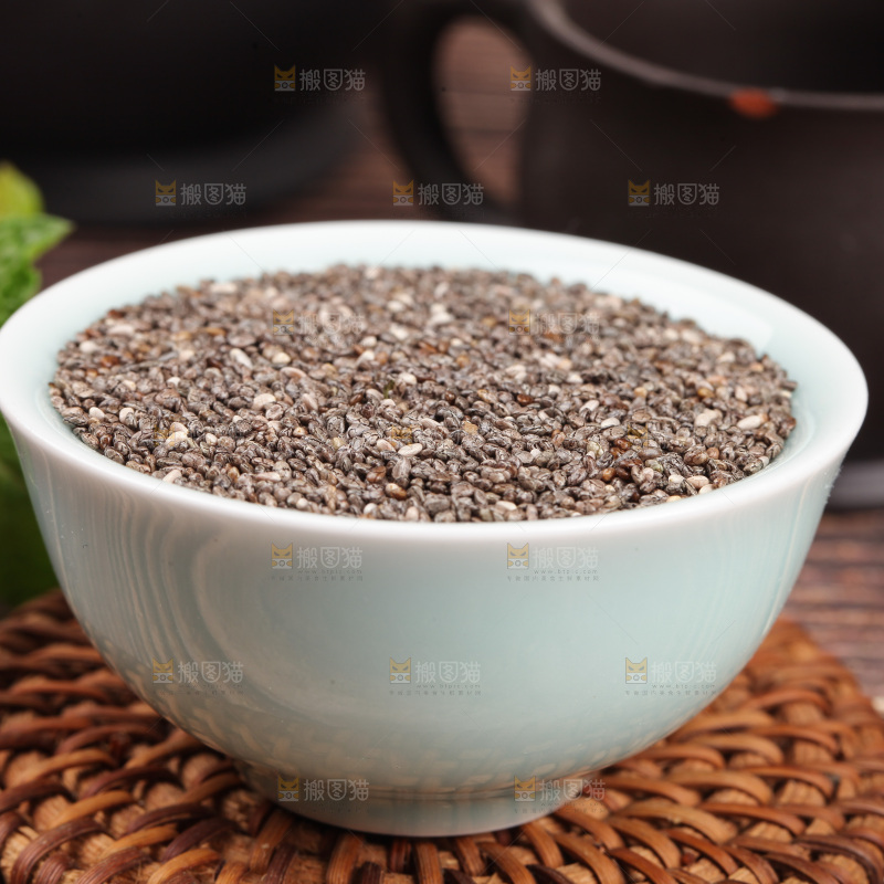 藤垫上摆放着一碗进口奇亚籽
