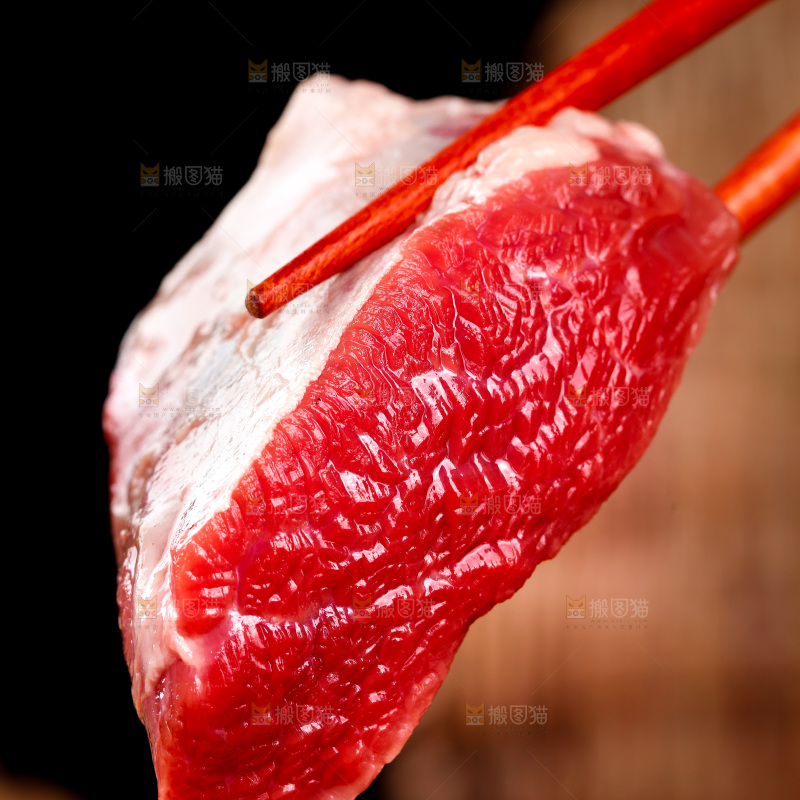 筷子上夹着牛肉