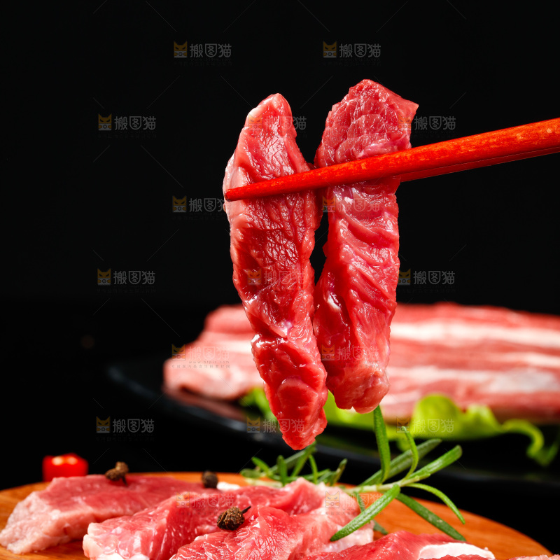 筷子上夹着牛肉