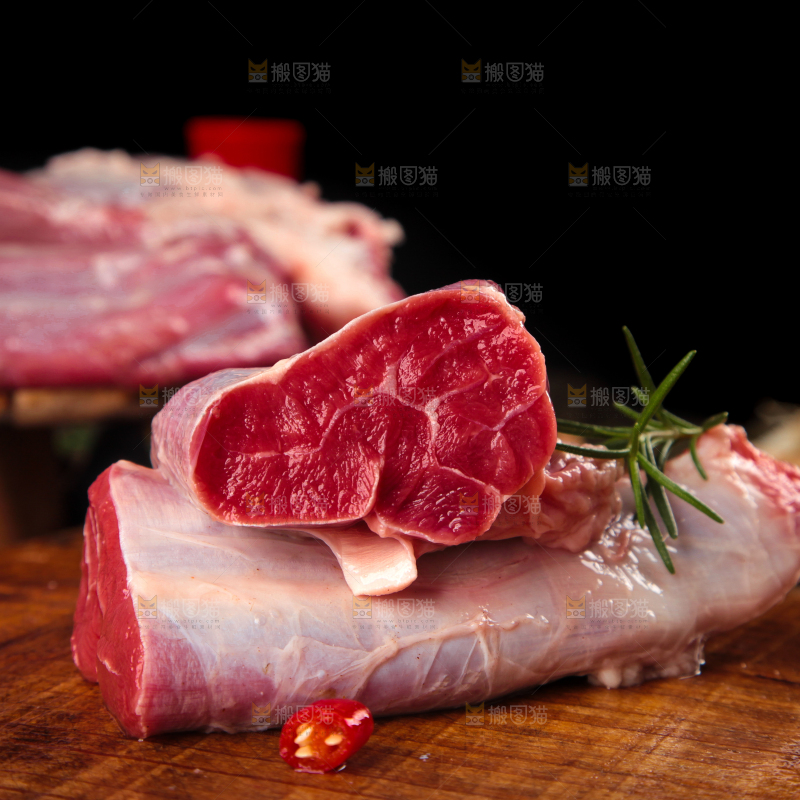 木板上放着新鲜牛腱子肉