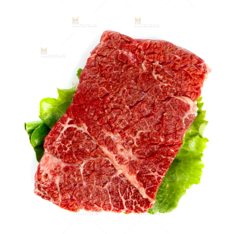 新鲜牛腩肉摆放在白底上