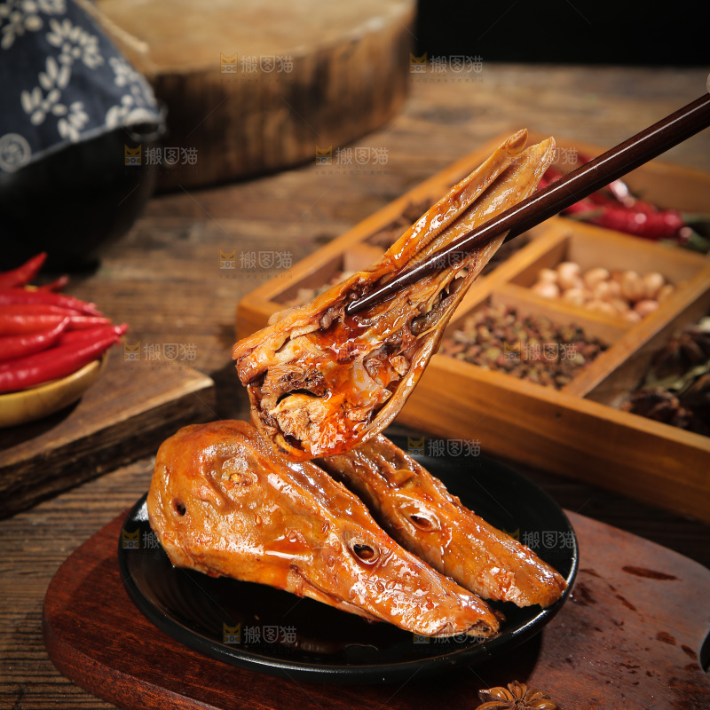 筷子上夹着鸭头