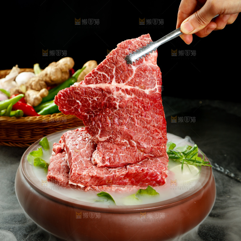 筷子上夹着牛肉