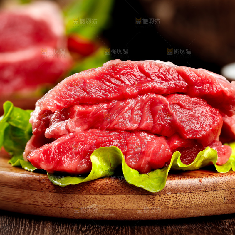 木底上的新鲜牛腱子肉