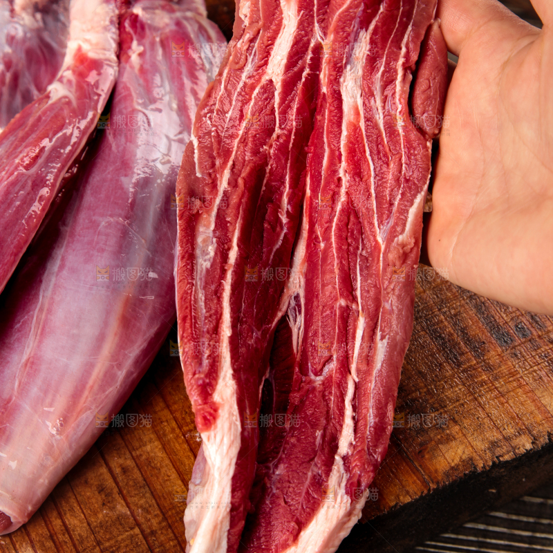 手里拿着牛腱肉