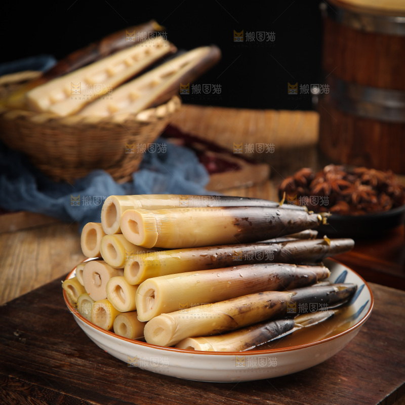 木底上放着一盘老汤味手剥笋