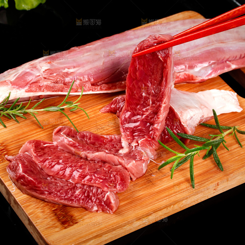 筷子上夹着牛肉