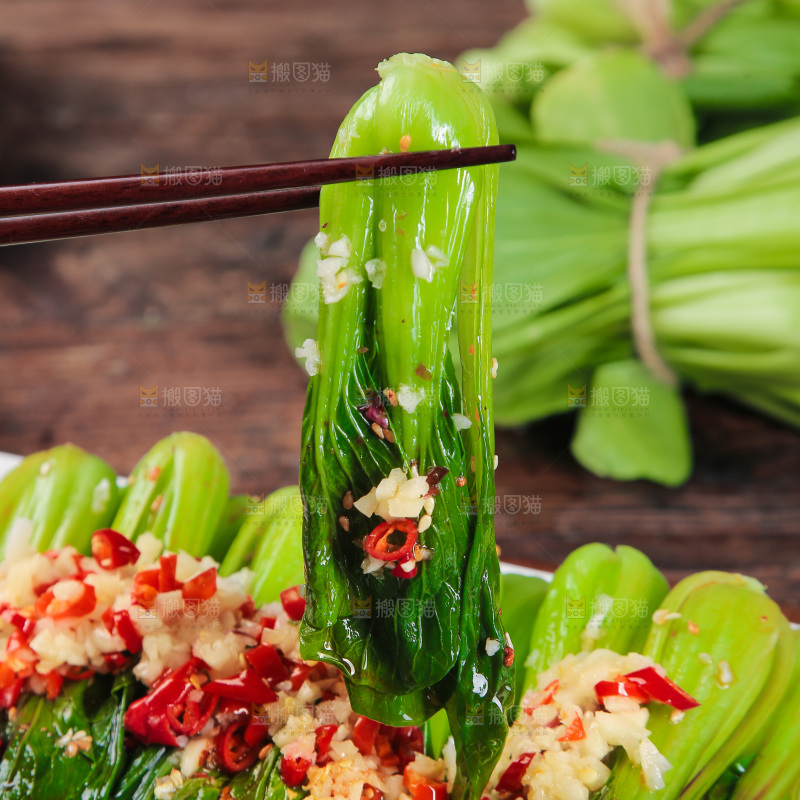 筷子上夹着凉拌青菜
