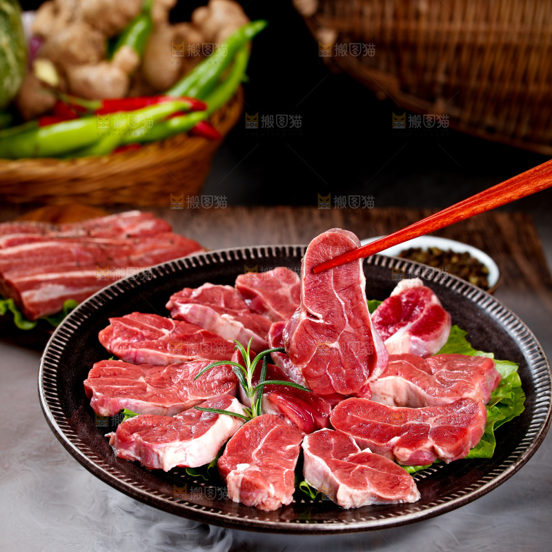 筷子上夹着牛腱肉