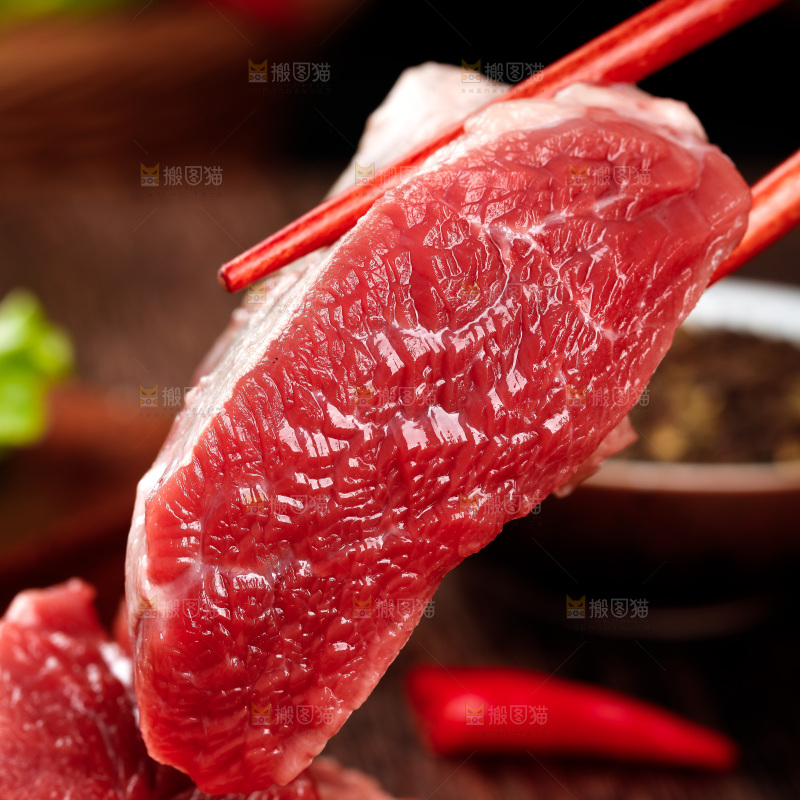 筷子上夹着牛肉