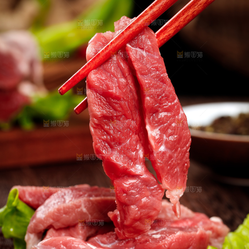 筷子上夹着牛肉