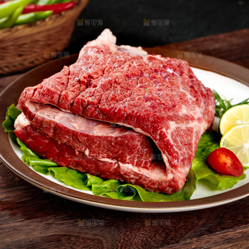 木底上放着一盘牛腩肉