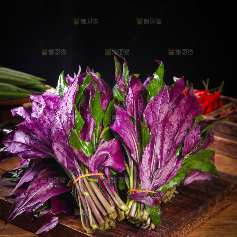 木底上放着红凤菜