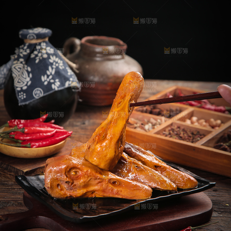 筷子上夹着鸭头