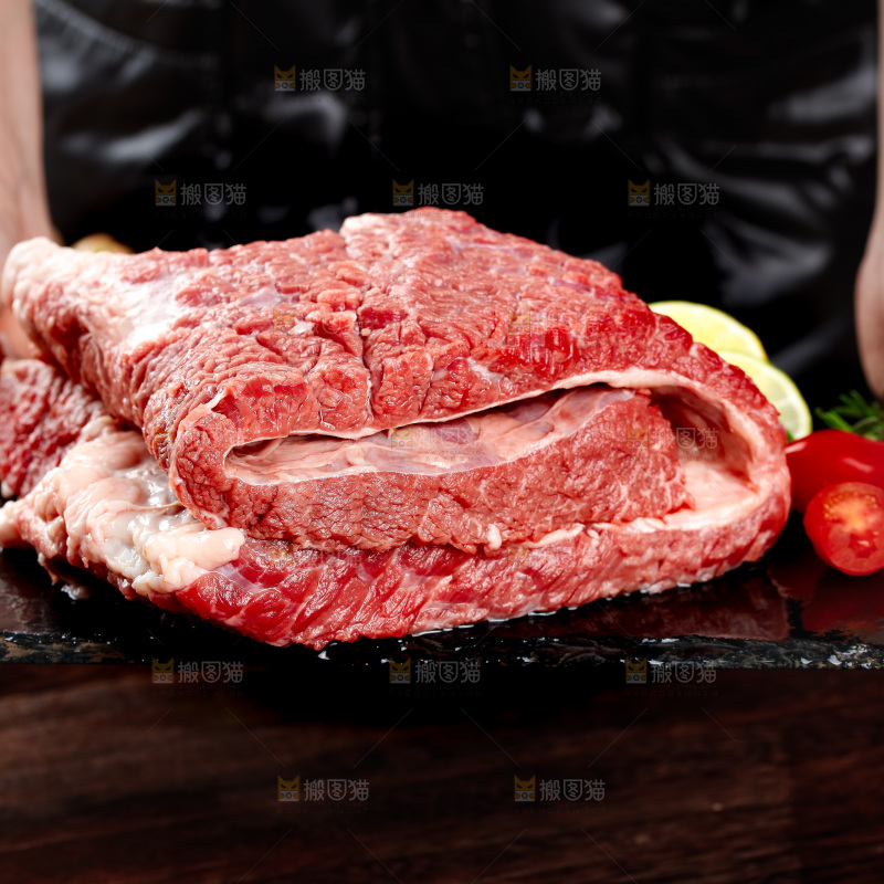 手里端着牛腩