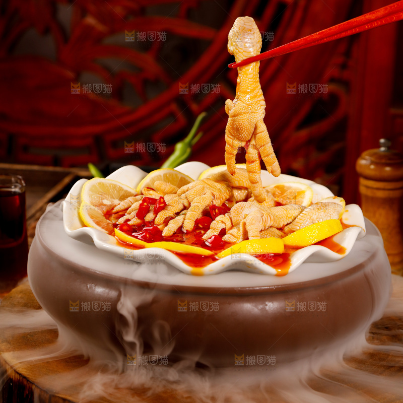 筷子上夹着无骨鸡爪