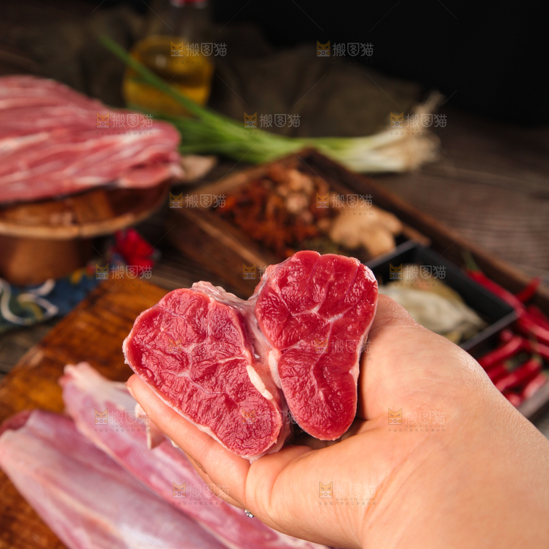 手里拿着牛腱肉
