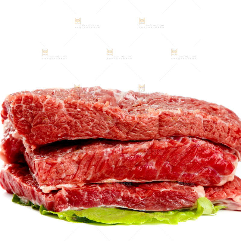新鲜牛腩肉摆放在白底上