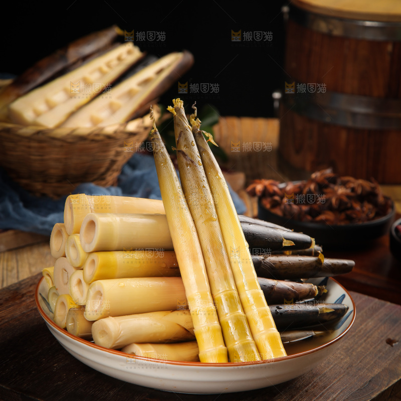 木底上放着一盘老汤味手剥笋