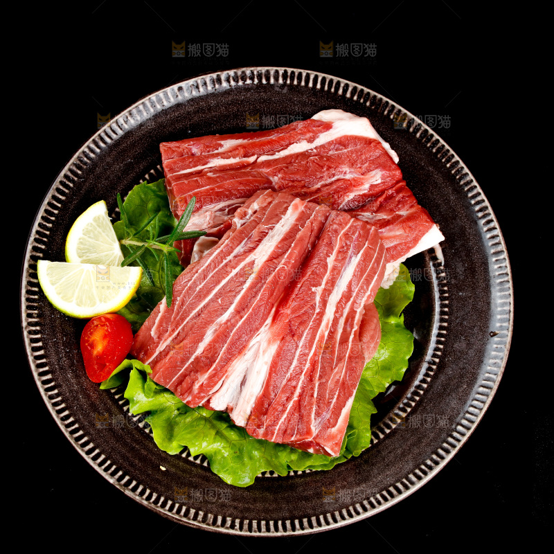 黑底上放着一盘牛腱子肉