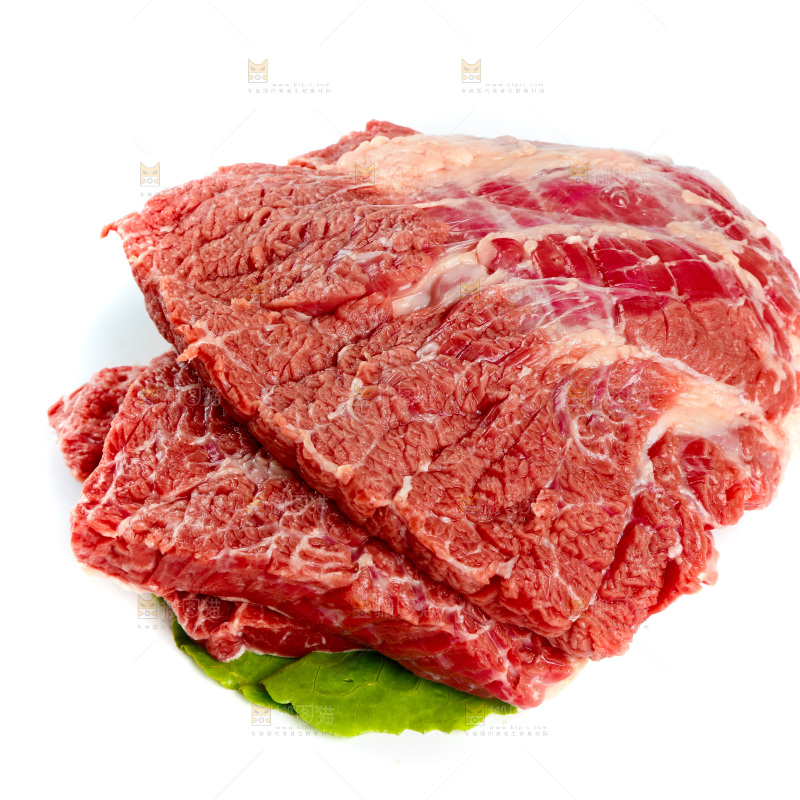 新鲜牛腩肉摆放在白底上