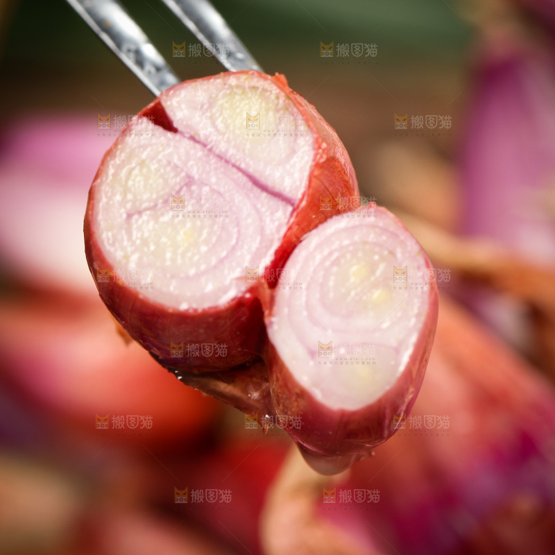 叉子上插着葱头