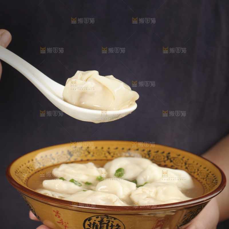 手里端着一碗鲜汤馄饨