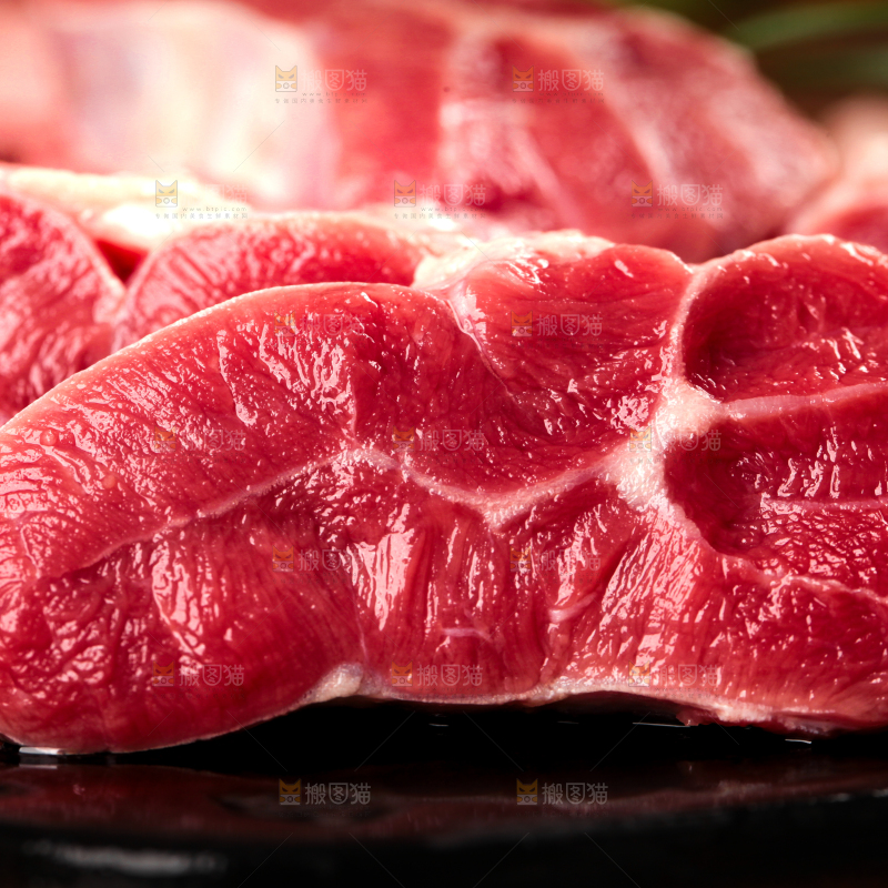 木底上的黄牛牛腱子肉