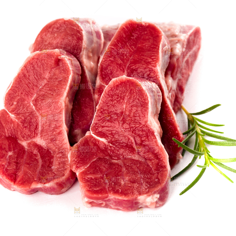 白底上放着切块的牛腱子肉