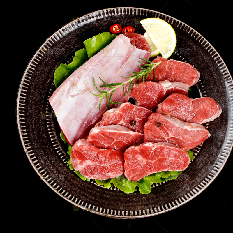 黑底上放着一盘牛腱子肉
