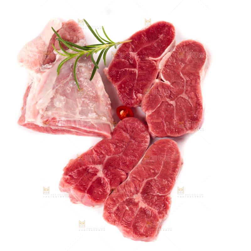 白底上放着新鲜牛腱子肉