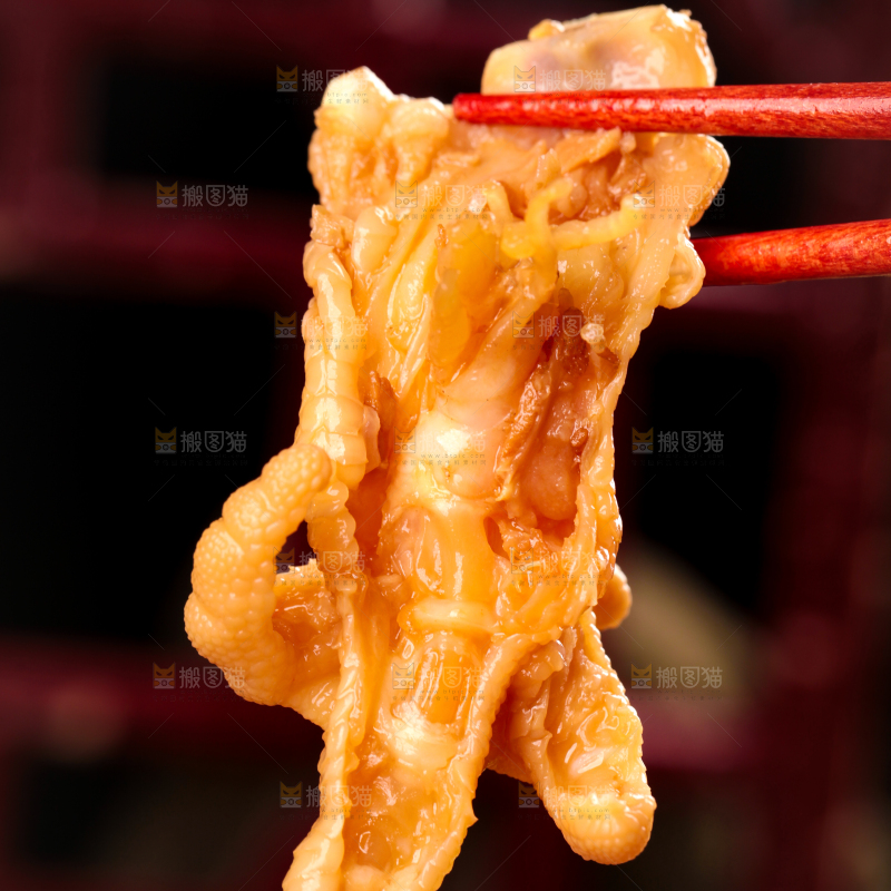 筷子上夹着无骨凤爪