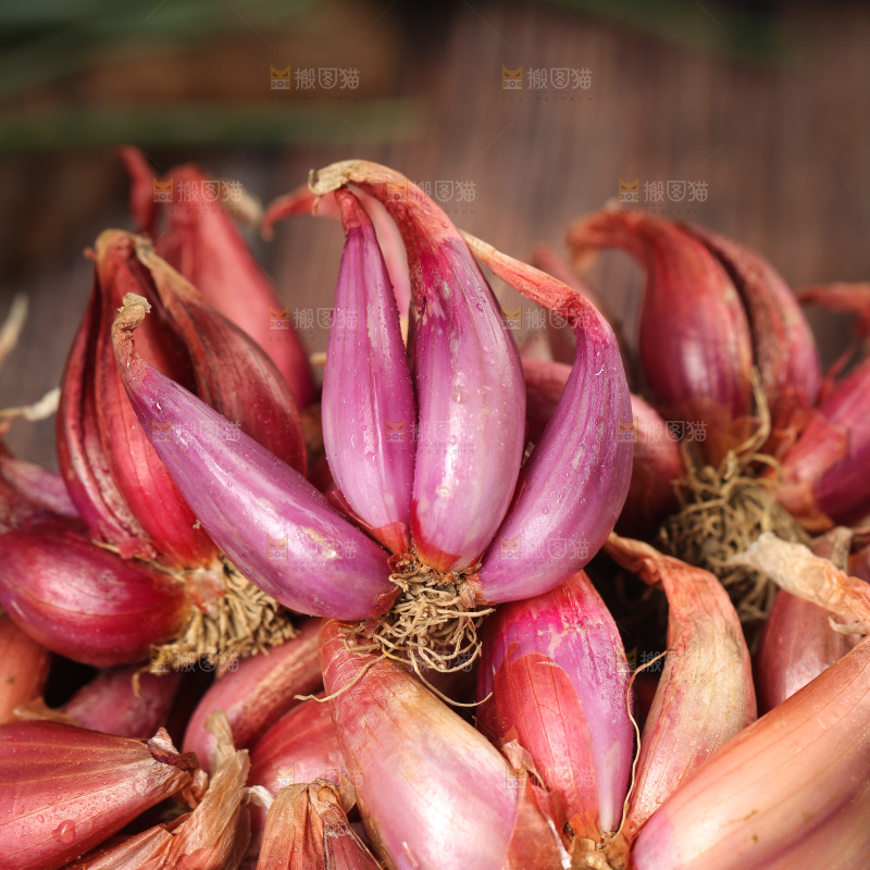 一堆红葱头