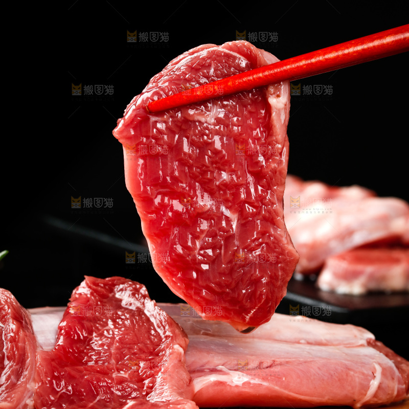 筷子上夹着牛肉