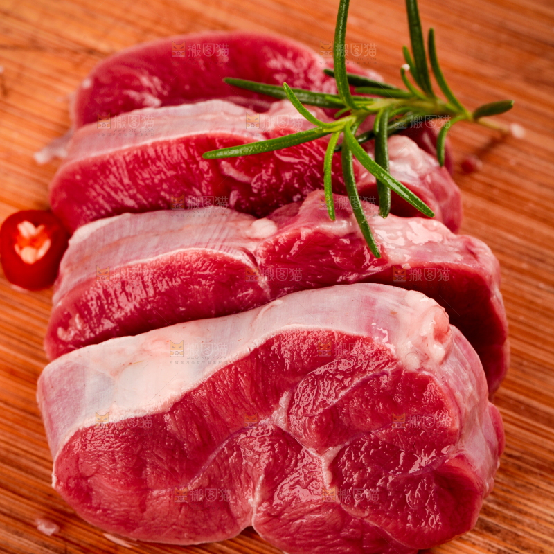 木底上放着切块的牛腱子肉