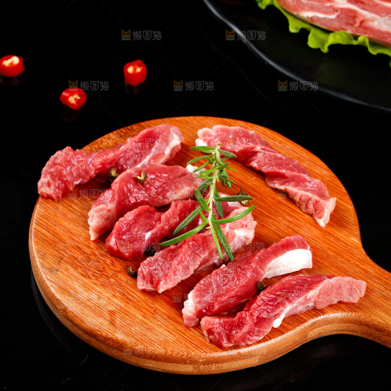 木板上放着切块的牛腱肉