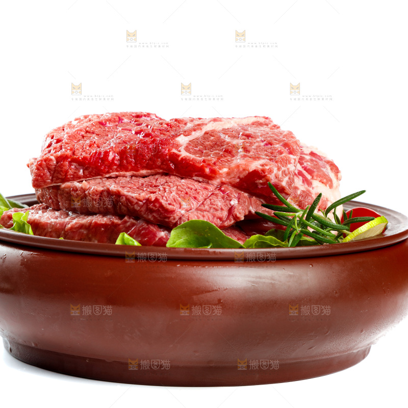 白底上放着一盘牛腩肉